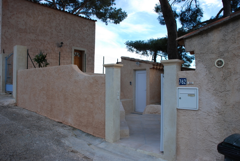 l'entée côté rue